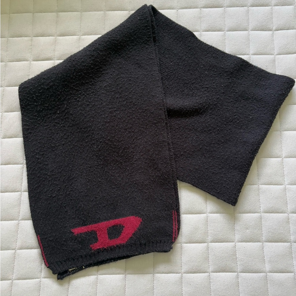 Diesel Men’s Black and Red Knit Scarf
